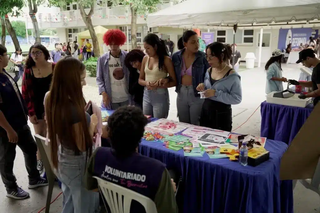 Del 14 al 17 de octubre de 2025, la Corporación Universitaria Reformada llevó a cabo la Semana de la Salud Integral, una iniciativa promovida por el área de Bienestar estudiantil, con el propósito de fomentar el autocuidado, la salud preventiva y el bienestar físico y emocional de toda la comunidad universitaria.
Durante los cuatro días de programación, estudiantes, docentes y colaboradores participaron en diversas actividades de promoción de la salud, entre ellas jornadas de vacunación, valoración odontológica, escáner corporal biocuántico, diagnóstico de piel con inteligencia artificial, campañas de prevención del cáncer de mama y salud intestinal, así como espacios dedicados al bienestar mental, como el stand “Escanea tu estado emocional”.
La jornada también incluyó espacios de relajación y autocuidado, como los masajes terapéuticos de manos y cuello, además de muestras de emprendimiento en productos de belleza y bienestar, lideradas por estudiantes de los programas de salud.
Estas actividades permitieron que la comunidad universitaria reflexionara sobre la importancia de cuidar la mente y el cuerpo, promoviendo hábitos saludables que contribuyen al desarrollo integral.
La Semana de la Salud Integral también se destacó por la interdisciplinariedad y el compromiso estudiantil, evidenciado en la participación docentes y aliados estratégicos que acompañaron las jornadas. Cada actividad se convirtió en un espacio de aprendizaje experiencial, donde el conocimiento académico se conectó con la vida cotidiana y las necesidades reales de la comunidad.
Además, la iniciativa fortaleció la cultura institucional del bienestar, impulsando la integración entre facultades y el sentido de pertenencia hacia la UniReformada. La participación masiva y el entusiasmo de los asistentes reflejaron el impacto positivo de estas acciones que, más allá de promover la salud, fomentan una vida universitaria más plena, humana y solidaria.
Con esta iniciativa, UniReformada reafirma su compromiso con la salud, la vida y el bienestar, consolidando su visión de formar profesionales y ciudadanos conscientes, saludables y comprometidos con la construcción de una sociedad más humana y solidaria.
